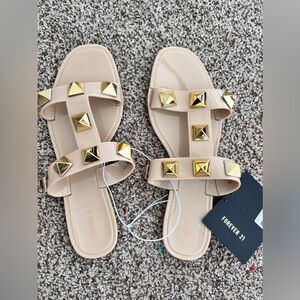 Forever 21 tan rockstud jelly sandal sz 8 gold studs
